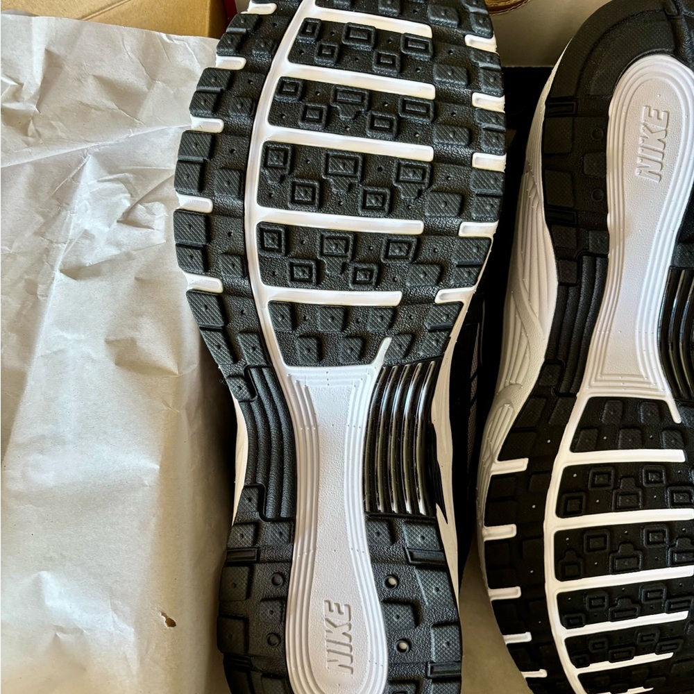 Nike Black and Gray Athletic Shoes - Picture 10 of 10